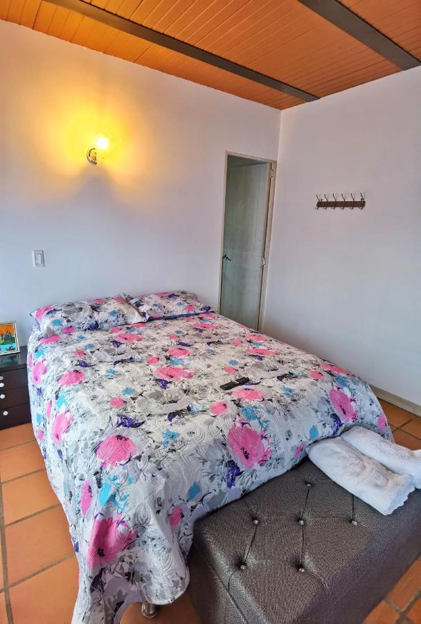 Descanso Bajo La Piedra Del Penol Guatapé Exterior foto